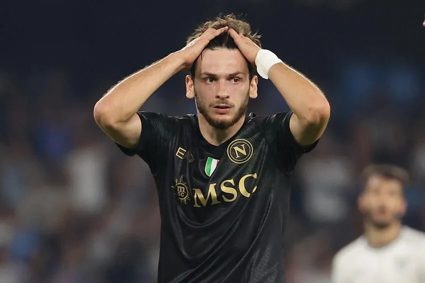 Calciomercato, Napoli attento: così Kvara scappa! Stallo sul rinnovo, lo United spara: 50 milioni + contropartita