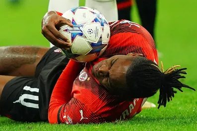 Milan, si allungano i tempi per il rientro di Leao: ora Rafa rischia! Le ultime sull’infortunio