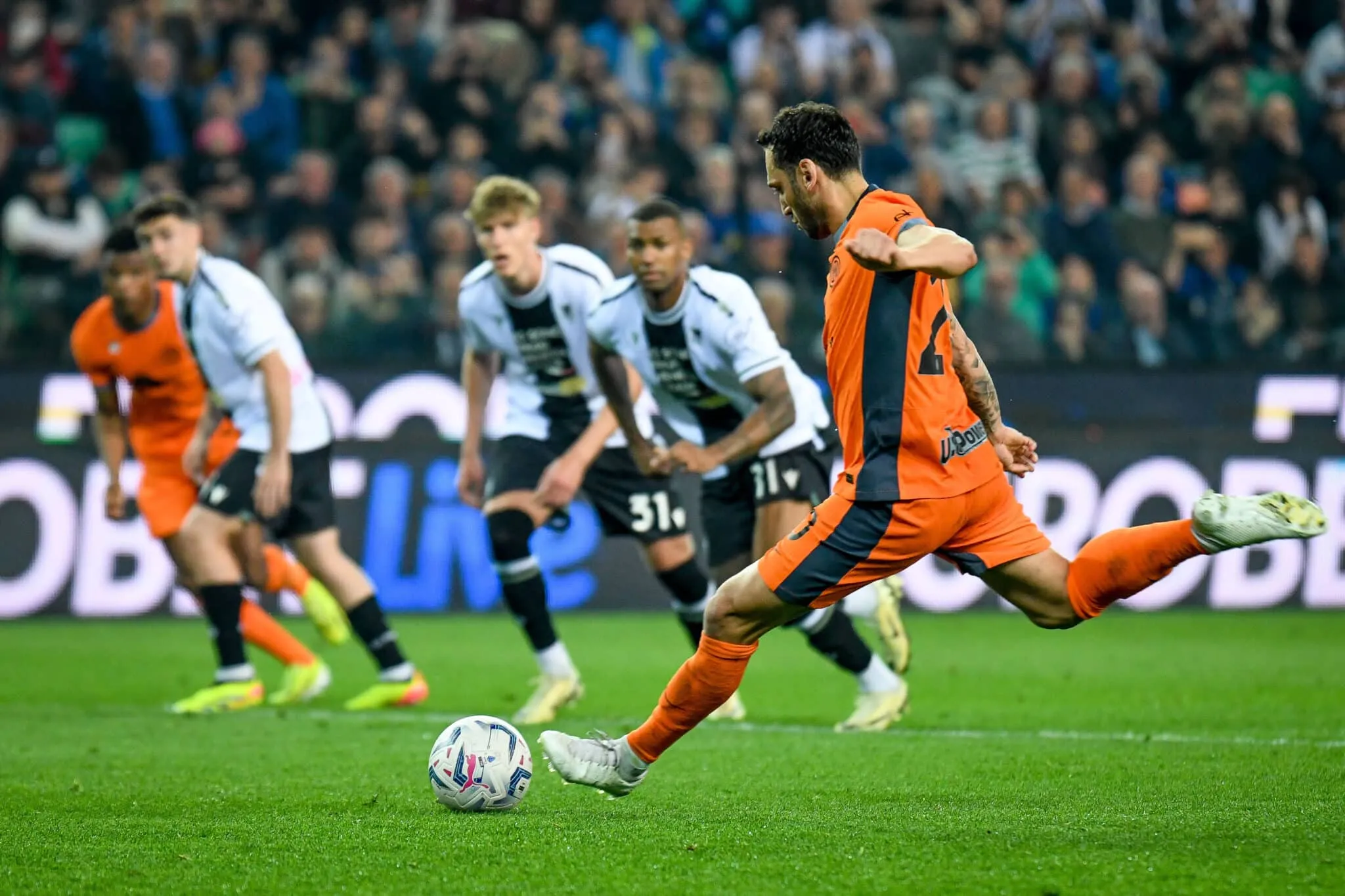 Fantacalcio, Calhanoglu segna dal dischetto contro l’Udinese: l’Inter e il turco agguantano 2 record