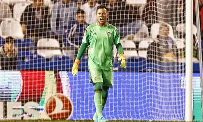 Napoli, l’agente di Diego Alves si propone: “Sostituto perfetto di Reina”