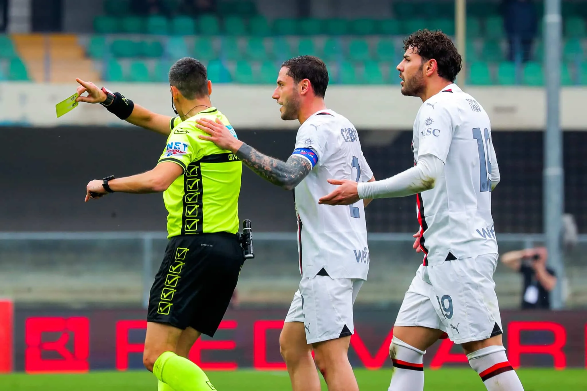 Milan, emergenza squalifiche in difesa: un rientro importante, ma 3 titolari sono out! Chi gioca contro la Juventus