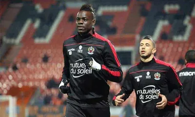 Balotelli sfreccia, ma in autostrada con la Ferrari: multato dalla polizia stradale