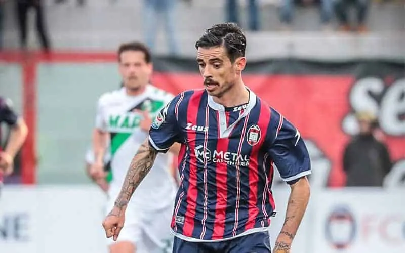 Crotone-Cagliari, out Stoian per infortunio: problema al ginocchio