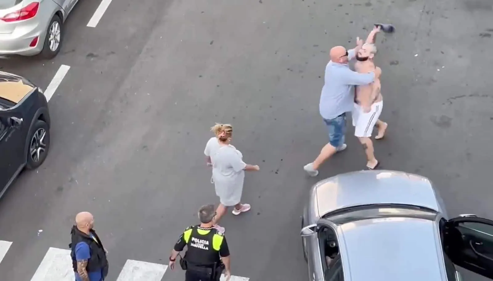 Spagna, “Mi hai fregato il giocatore al fantacalcio!”: il video della folle rissa in strada