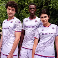 Fiorentina, seconda maglia con commovente dedica ad Astori: le foto