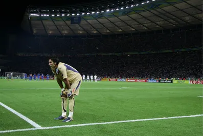Addio al calcio di Buffon: 10 momenti indimenticabili nella carriera del numero 1
