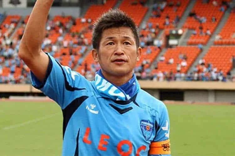In campo a 51 anni: Miura rinnova ancora con il Yokohama FC