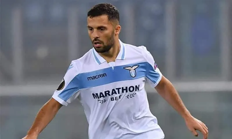 Eintracht-Lazio, infortunio al polso per Durmisi: entra Lulic