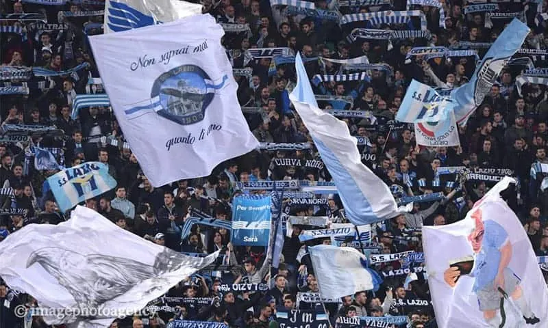 Roma-Liverpool, striscione pro-Reds dei tifosi della Lazio: è polemica