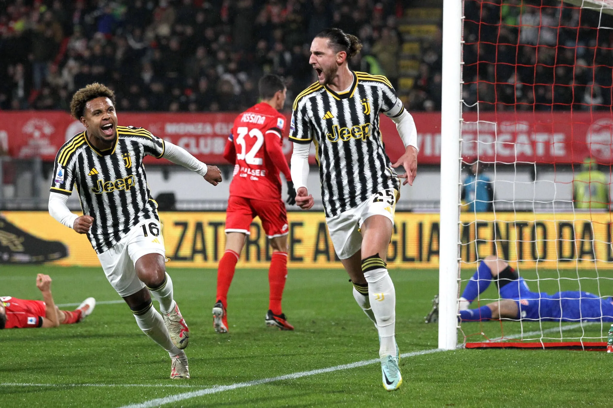 Calciomercato, la Fiorentina punta un centrocampista in uscita dalla Juventus: l’ostacolo è l’ingaggio