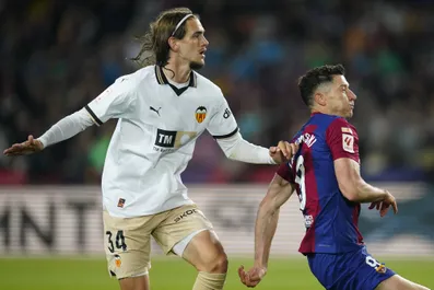 Calciomercato Inter, chi è Yarek Gasiorowski: paragonato a Sergio Ramos e diventato titolare al Valencia a 19 anni