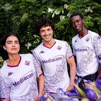 Fiorentina, seconda maglia con commovente dedica ad Astori: le foto