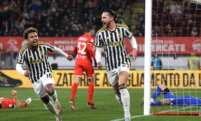Calciomercato, la Fiorentina punta un centrocampista in uscita dalla Juventus: l&rsquo;ostacolo &egrave; l&rsquo;ingaggio